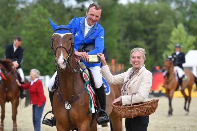 Wie süß er in die Kamera zwinkert! Sweet Cinnamon gewinnt mit seinem Reiter Roger McCrea den Hauptbewerb gestern. © Magna Racino