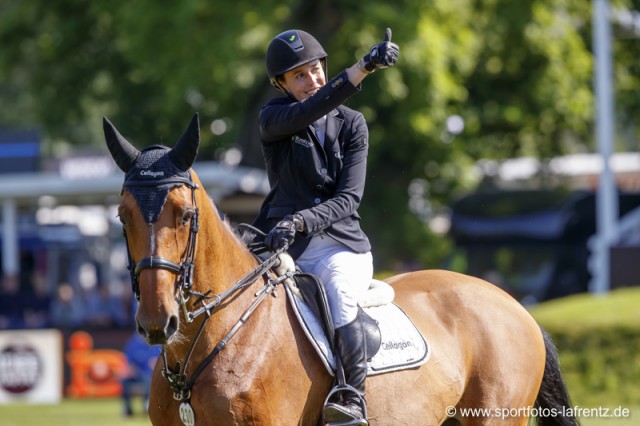 Janne-Friederike Meyer-Zimmermann (GER) war mit der Leistung ihrer Cellagon Anna in der zweiten Qualifikation zum Hamburger Derby wohl zufrieden. © Stefan Lafrentz