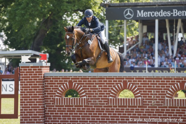 Auch die Mauer war kein wirkliches Hinderniss für Pato Muente und seine Zera beim Deutschen Spring Derby in Hamburg. © Stefan Lafrentz 