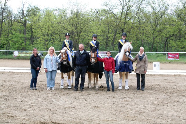 Die Sieger mit den Funktionären: Hausherrin Christiane Leitner, Gemeinderätin Brigitte Groß, Ing. Erich Huber-Tentschert, Haflinger-Referentin Anna Seidl und Ing. Sabine Hruschka. ©Buthi/Reitsportzentrum Kapellerfeld