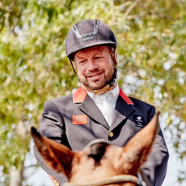 Sir Lee Pearson will sich für die Para Reining World Championships in Ermelo qualifzieren und steigt vom Dressur- aufs Westernpferd. © FEI / Liz Gregg
