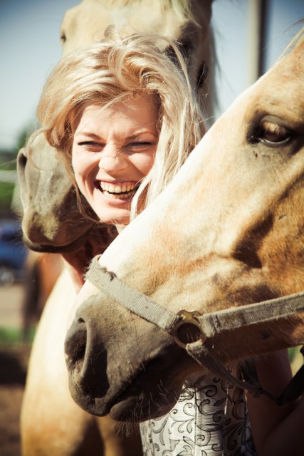 Woran man eine Pferdenärrin erkennen kann? Wir haben ein paar Merkmale aufgelistet. © Shutterstock/ Shchipkova Elena