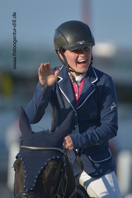 Dieses Lächeln spricht Bände! Denise Ruth (AUT/NÖ) und Stand Up holten den Sieg im Young Rider Grand Prix bei den Amadeus Junior Specials in Lamprechtshausen. © Fotoagentur Dill