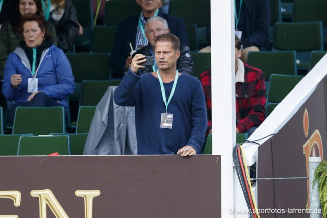 Ja, auch Til Schweiger ist ein Pferdefan! Beim Hamburger Derby zückte der Schauspieler begeistert sein Handy. © Stefan Lafrentz