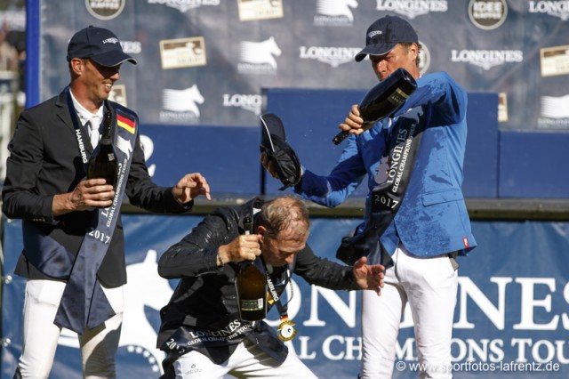 Und auch die Reiterkollegen freuen sich mit dem Sieger. © Stefan Lafrentz