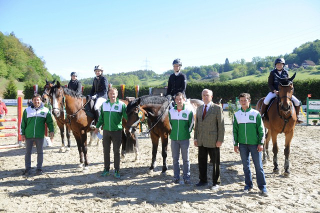 Die Alpenspan Team Tour Vertreter bei der Siegerehrung der Klasse E. © Horse Sports Photo