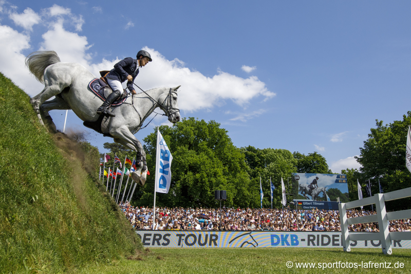 Gänsehautfeeling wenn man sich das Bild nur anschaut - Gilbert Tillman und Claus Dieter stürzen sich den Wall herunter beim Deutschen Spring Derby in Hamburg. © Stefan Lafrentz