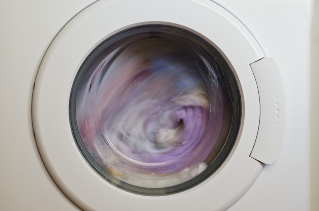 Decken immer zum Deckenwaschservice bringen ist aufwendig - da tut's doch auch die Waschmaschine zu Hause! © Nerks / Shutterstock