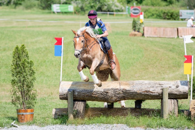 Die beiden holten sich den Titel bei den Junioren ab: Anna Bischof und Esmee. © Michael Graf