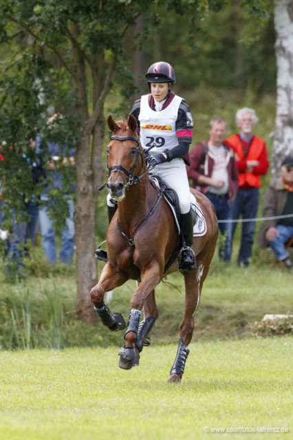 Platz vier nach Dressur und Gelände: Für Sarah Bullimore und Lilly Corinne scheint Luhmühlen ein guter Boden zu sein. © Stefan Lafrentz