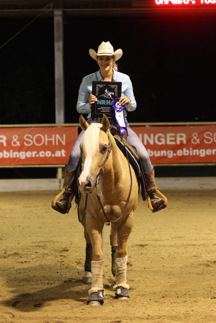 Tolle Leistung der Niederösterreicherin Sophie Frimmel und Taris Bright Sunshine, die sich auf die NRHA EM in Polen vorbereiten. Mit einer 72,0 siegten sie in der NRHA Youth Unrestricted Show 1. © Christian Kellner