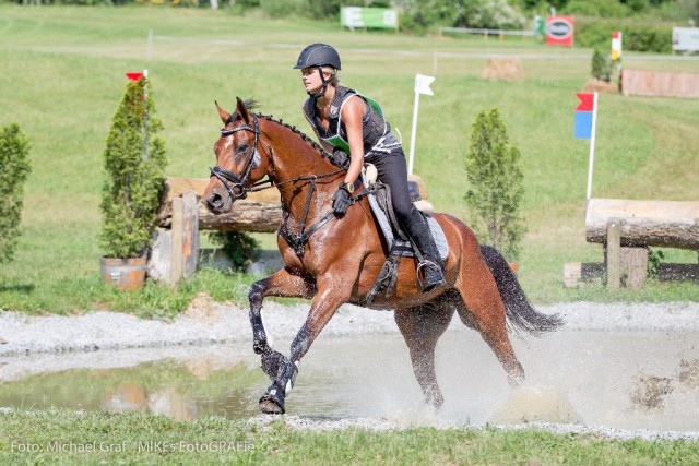 Lisa Held und Shamals Tip Top aus der Steiermark belegten in der Klasse A leicht R2/3 den siebten Platz. © Michael Graf