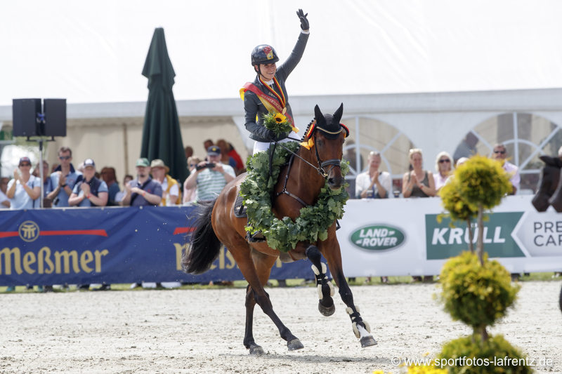 Mit überragenden Leistungen glänzte Bettina Hoy an diesem Wochenende in Luhmühlen. Am Ende wurde das mit dem Sieg in der CIC3* Prüfung und dem Deutschen Meistertitel belohnt. © Stefan Lafrentz