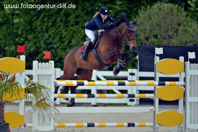 Ines Pitour gewinnt auf Codelia B die Wertung des Landescups über 1,30m. © Fotoagentur Dill