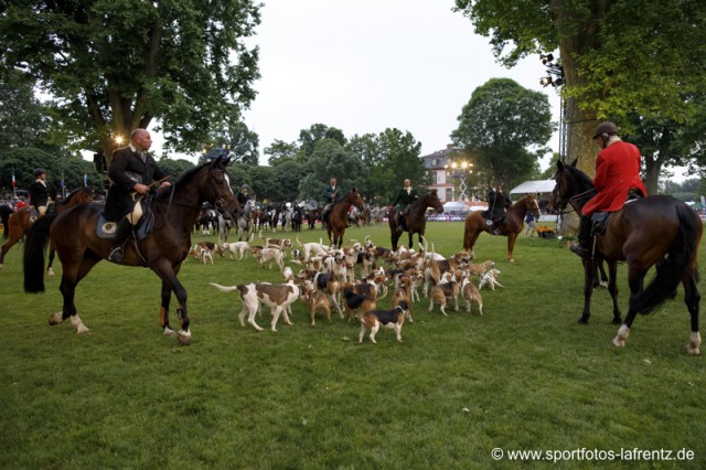 Zur Jagd rief dieses Jagdfeld mitsamt Hundemeute auf. © Stefan Lafrentz