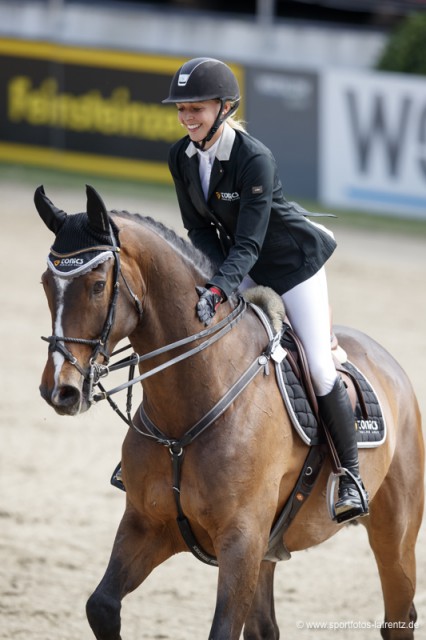 Da freut sich Laura Klaphake aber über die tolle Leistung ihres Pferdes. © Sportfotos-Lafrentz