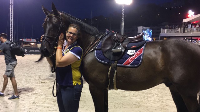 Cornet Kalua mit seiner Pflegerin Alexandra nach dem Grand Prix von Monaco. © Max Kühner Sporthorses