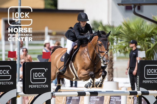 Haley Elizabeth Schaufeld (ISR) cantered to second place with Harley 86 in the GLOCK’s Amateur Tour Final. © Michael Rzepa