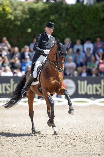 Reitmeister Hubertus Schmidt zeigte im Sattel von Imperio, dass man 58 Jahren noch lang nicht zum alten Eisen gehört. © Sportfotos-Lafrentz