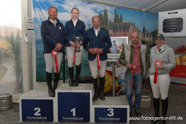 Die Siegerehrung des Landescups über 1,30m: Der erste Platz geht an Ines Pitour vor Christof Katzlberger und Thomas Metzger. © Fotoagentur Dill