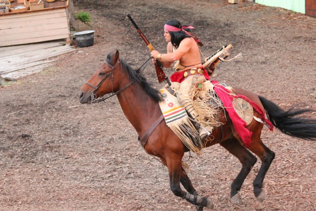 Auch bei "Unter Geiern" gibt's wieder atemberaubende Reitereien und stolze Indianer! © Winnetou-Spiele Wagram