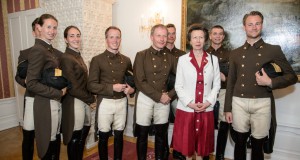 HRH Anne, The Princess Royal mit den Bereitern der Spanische Hofreitschule in Wien. © RGE Media für Spanische Hofreitschule