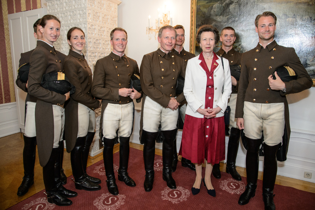 HRH Anne, The Princess Royal mit den Bereitern der Spanische Hofreitschule in Wien. © RGE Media für Spanische Hofreitschule