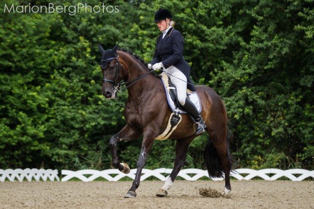 Katharina Winkeler galoppiert hier mit Domico zum Sieg. © Marion Berg Photos