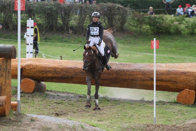 Charlotte Dobretsberger (NÖ) und ihre Vally K sind eingespieltes Team und starten von Platz 10 in das abschließende Parcoursspringen der Ländlichen EM in Tongeren. © Severin Chum und Michaela Zederbauer