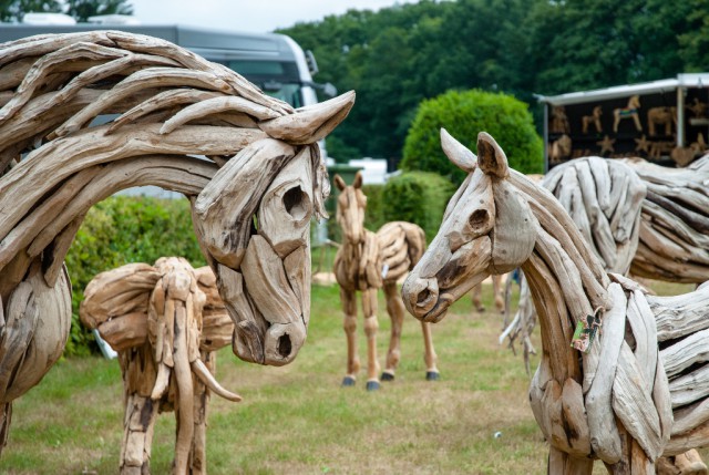 Holzpferde: Verden Internationals große Ausstellung birgt neben klassischem Reitsportbedarf auch Kunst - wie die Skulpturen aus Holz. © Kirsten Tilgner