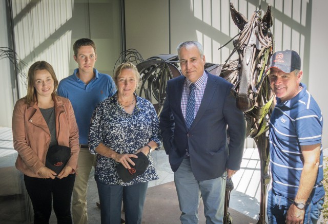 Die neue Arbeitsgruppe der Pferdepfleger (v. li. n. re.) Nanna-Rikka Nieminen (FIN) Springreiten, Brent Kuylen (BEL) Springreiten, Jackie Potts (GBR) Vielseitigkeit, FEI Präsident Ingmar De Vos und Alan Davies (GBR) Dressur. © FEI