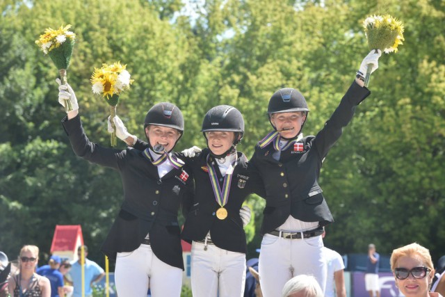 Strahlende Medaillengewinnerinnen bei der Siegerehrung nach der Musikkür bei der Pony EM in Kaposvar (HUN). © Facebook FEI European Championships für Ponies 2017
