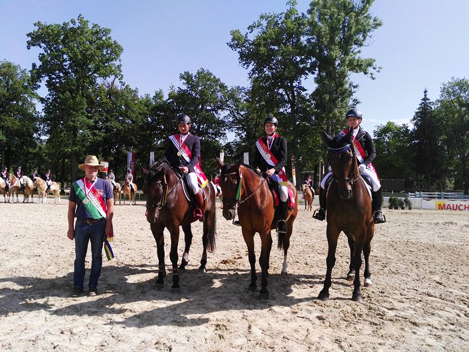 Das Team Quality Horse Club holte sich den Sieg in der Oberösterreischen Meisterschaft der Warmblüter in der Mannschaft. © Sonja Bauer