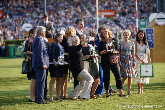 Sieger und Platzierte freuten sich über die Auszeichnungen mit dem Silbernen Pferd im Hauptstadion! © CHIO Aachen / Stefan Lafrentz