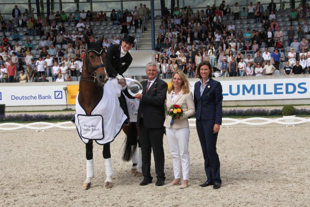 Der Siegerin gratulieren Siegward und Andrea Tesch zusammen mit ALRV-Aufsichtsratsmitglied Stefanie Peters (rechts). © CHIO Aachen