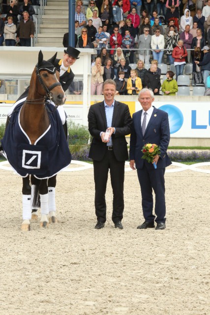 The winner is congratulated by Christian Sewing, Vice Chairman Deutsche Bank AG and ALRV-President Carl Meulebergh. © CHIO Aachen, Foto Studio Strauch