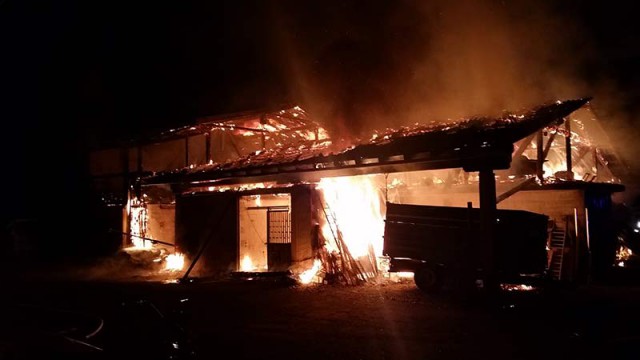In der Nacht auf Sonntag ist in Villach-Goritschach (K) ein Wirtschaftsgebäude eines Reiterhofs abgebrannt. © HWF Villach