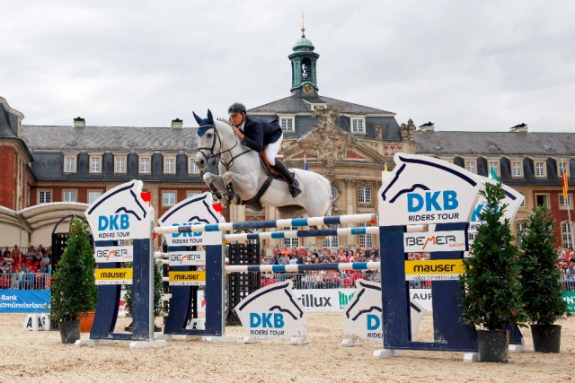 Jens Baackmann und seine Schimmelstute Carmen ließen bei der vierten Etappe der DKB-Riders Tour in Münster alle hinter sich. © Stefan Lafrentz