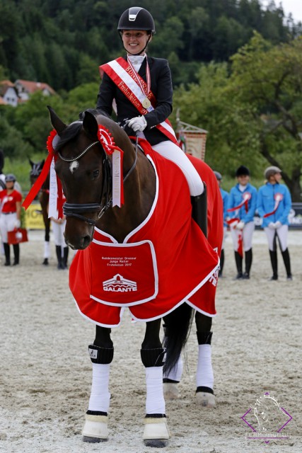 Mit Saphir lieferte Antonia Fürnschuß beachtliche Leistungen ab, welche am Ende zum Meistertitel bei den Young Ridern führte. © Myrtill