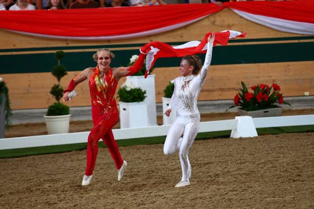 Viktoria Feldhofer & Anna Krippl vom CRG Styria (ST) holten bei ihrer ersten WM auf Anhieb GOLD und lassen sich entsprechend feiern. © Andrea Fuchshumer