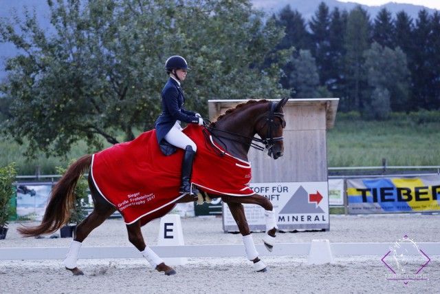 Große Frohnleitner Dressurtrophy: Madlen Suppan und La Colifata C galoppierten bei der Siegerehrung vorne weg. © Myrtill