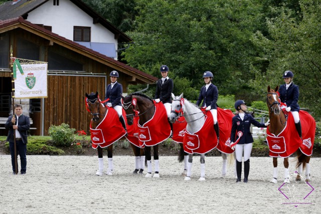 Das Team Steiermark I durfte sich nach spannenden Bewerben über die Meisterschärpe der Bundesmeisterschaften der Ländlichen Dressurreiter freuen. © Myrtill