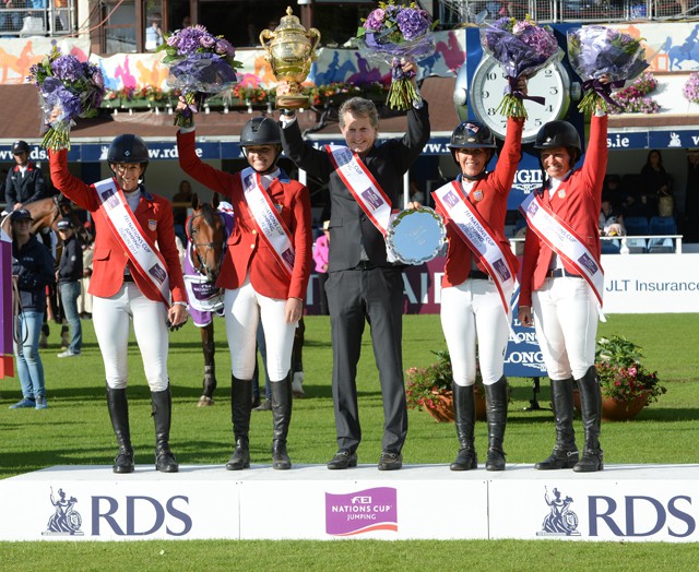 The US team of Laura Kraut, Lillie Keenan, Lauren Hough and Beezie Madden with Chef d'Equipe Robert Ridland hold the Aga Khan Trophy aloft after winning the eighth and final leg of the FEI Nations Cup™ Jumping 2017 Europe Division 1 League in Dublin (IRL). © FEI / Christophe Taniere