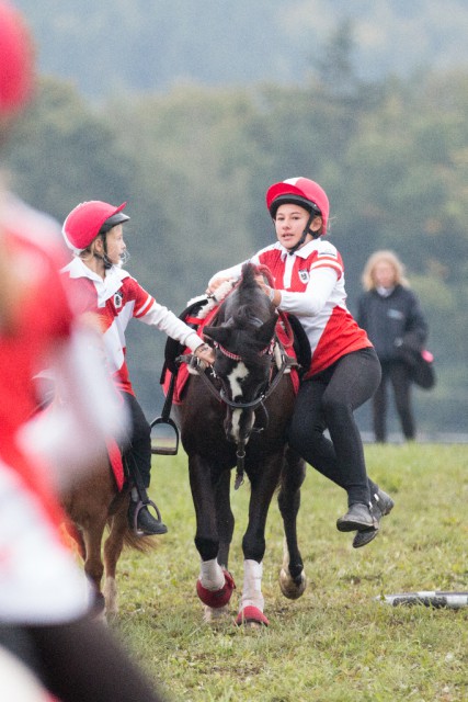 Viel Action bei den Mounted Games Meisterschaften: Lisa Kochan mit Ebony. © Patricia Koppenberger