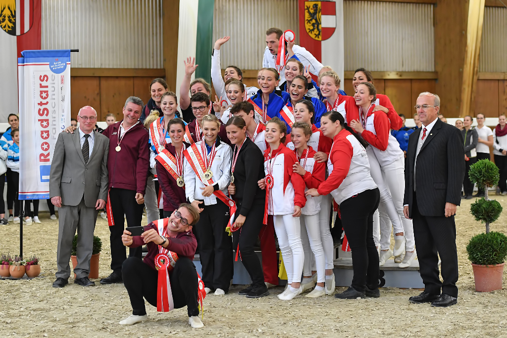 Ein Selfie geht immer - zumindest beim frischgebackenen Pas de Deux Staatsmeister Stefan Csandl. © Horse Sports Photo