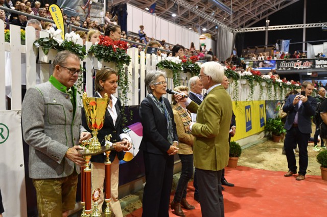 Sport Landesrätin Dr. Petra Bohuslav war persönlich zur Siegerehrung gekommen. © Horse Sports Photo