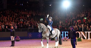 Bei der London Olympic Horseshow gibt Charlotte Dujardin Einblicke in ihre Dressurarbeit. © London Olympia Horseshow