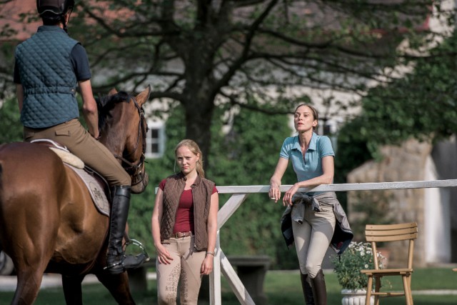 Maggie (Jeanette Hain) trainiert Maximilian und das Trakehner-Pferd Lexadir. © ServusTV / SAM-Film / Martin Hörmandinger