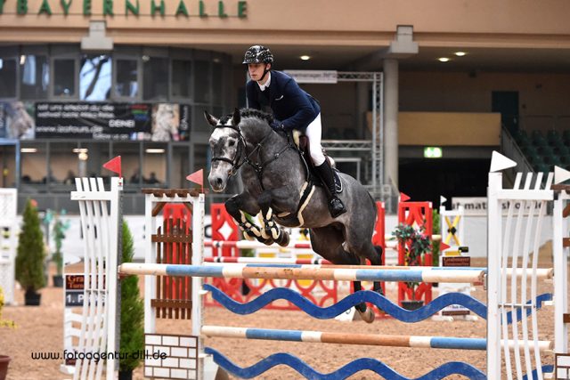 Dominik Juffinger und Chin Fly siegten in der Jungpferdespringprüfung über 1,20 m. © Fotagentur Dill