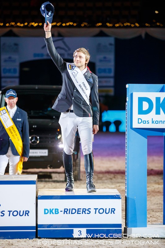 Christian Rhomberg (V) auf dem Podium der DKB Riders Tour bei den 20. Munich Indoors in der legendären Olympiahalle. © OEPS | Tomas Holcbecher